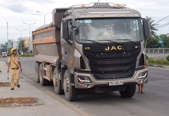 Tổ TTKS phía Bắc, Đội CSGT, trật tự Công an TP Huế kiểm tra xe tải BKS: 75C-093.75 chở vật liệu rơi vãi trên đường.