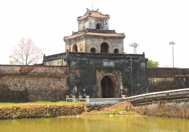 Một đoạn bờ kè hộ thành hào mặt phía Nam Kinh thành Huế trước khi được tu bổ.