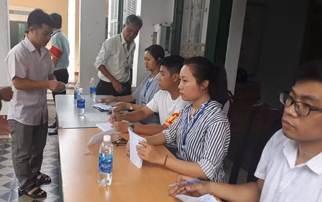 Một người dân hoàn thành việc đăng ký tiêm vắc xin 6 trong 1 cho trẻ.
