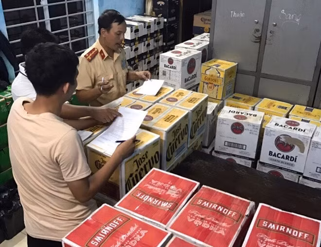 Lực lượng CSGT kiểm tra số hàng hóa, lập biên bản vi phạm vụ việc.