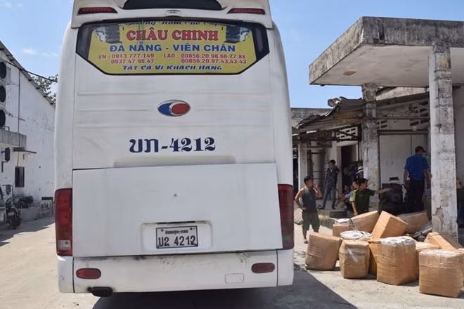 Xe khách Châu Chinh BKS UN-4212 vận chuyển hàng hóa không rõ nguồn gốc.