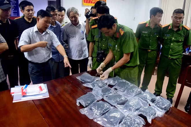 Kiểm tra số ma túy được cất giấu bên trong chiếc va ly.