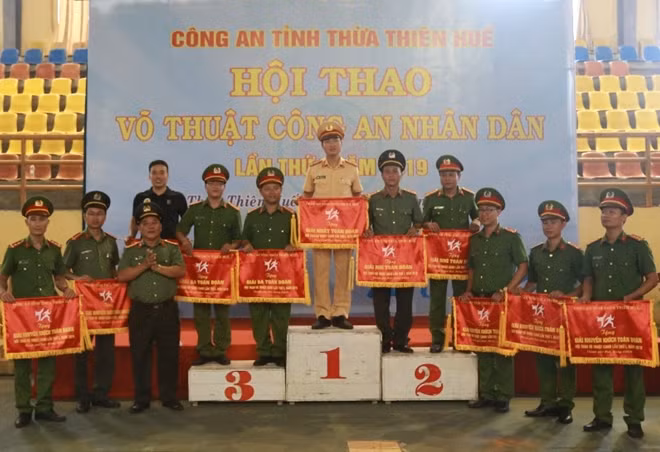 Công an tỉnh Thừa Thiên- Huế trao giải toàn đoàn cho các đơn vị tham gia hội thao đạt thành tích xuất sắc.