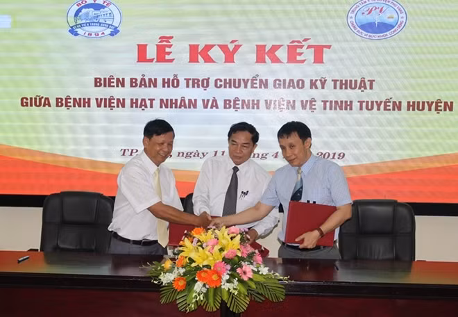 Giám đốc Bệnh viện T.Ư Huế và đại diện TTYT Phú Vang ký kết biên bản hỗ trợ chuyển giao kỹ thuật.