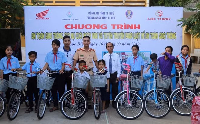 Đại diện Phòng CSGT Công an tỉnh Thừa Thiên Huế tặng xe đạp cho học sinh nghèo hiếu học.