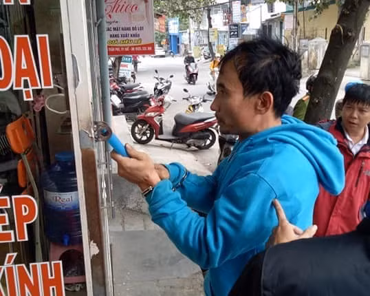 Thái thực hiện lại việc cắt khóa cửa hàng linh kiện ĐTDĐ để trộm tài sản. Thái thực hiện lại việc cắt khóa cửa hàng linh kiện ĐTDĐ để trộm tài sản.