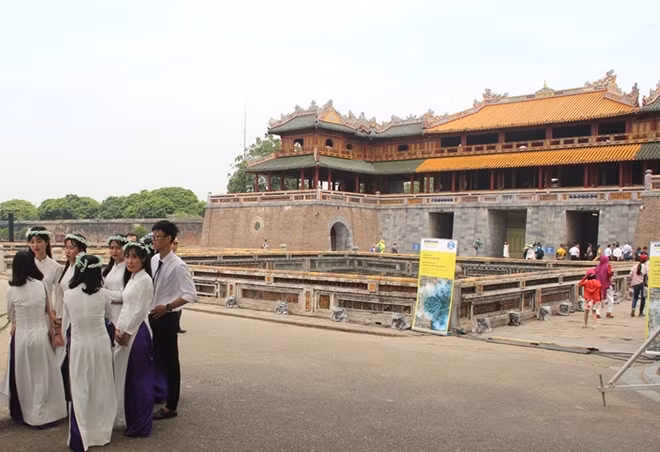 Du khách thích thú khi di tích Ngọ Môn, Đại Nội Huế như thay đổi diện mạo sau khi được làm sạch ô nhiễm sinh học.