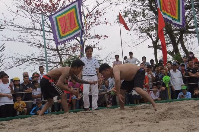 Hai đô vật chuẩn bị màn trình diễn đấu vật trên sới.