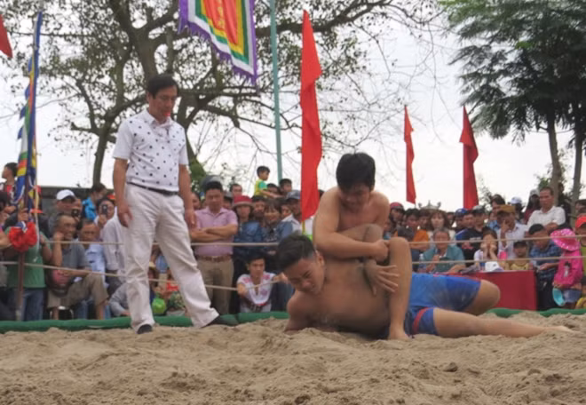 Theo quy định, muốn chiến thắng thì đô vật buộc phải vật đối thủ "lấm lưng trắng bụng".
