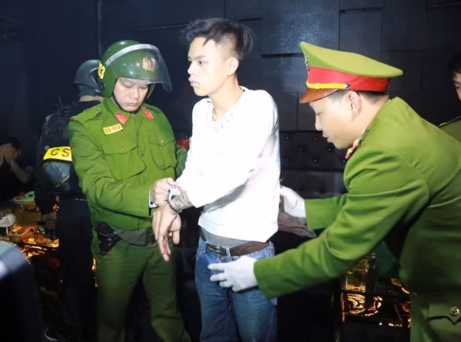 Công an bắt giữ đối tượng Trần Văn Nam và thu giữ một số ma túy trên người đối tượng này.