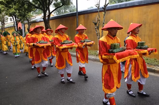 Cảnh đoàn rước bánh đi vào Thế Miếu cung tiến bánh.