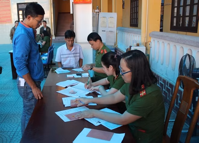 Rất nhiều người dân hài lòng, phấn khởi khi hồ sơ được CBCS Công an tỉnh Thừa Thiên- Huế giải quyết nhanh gọn.