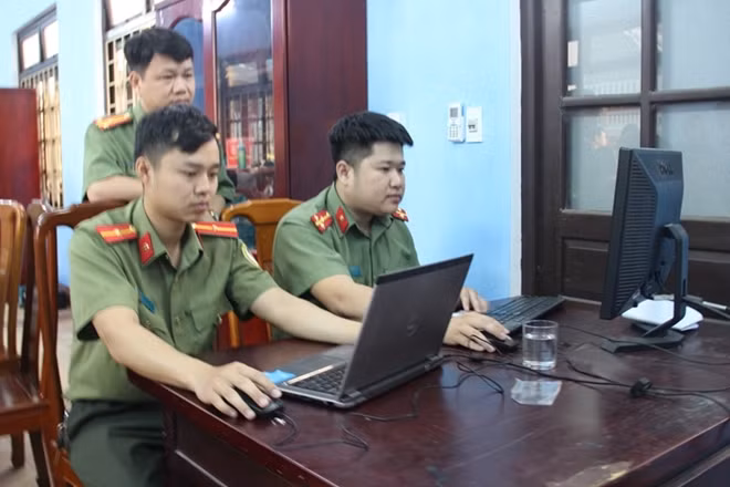 Phòng QLXNC Công an tỉnh Thừa Thiên- Huế làm thêm giờ để kịp giải quyết thủ tục hành chính cho người dân.