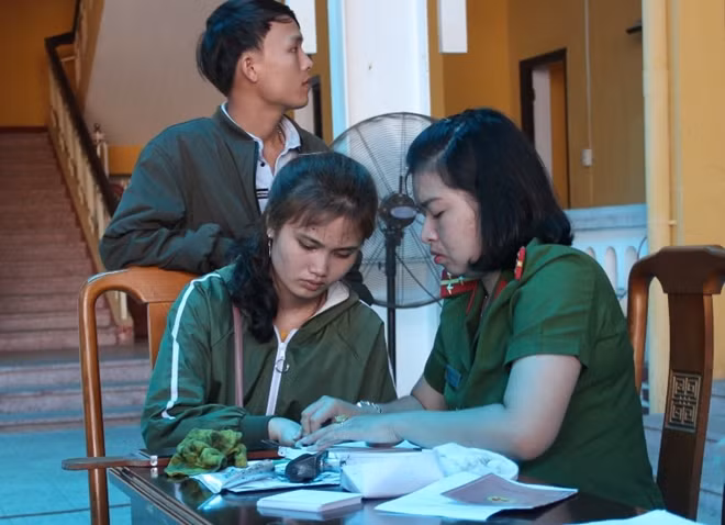 Nhiều thủ tục hành chính xin cấp, đổi giấy CMND đã được Công an tỉnh Thừa Thiên- Huế rút gọn, giảm bớt phiền hà cho người dân.
