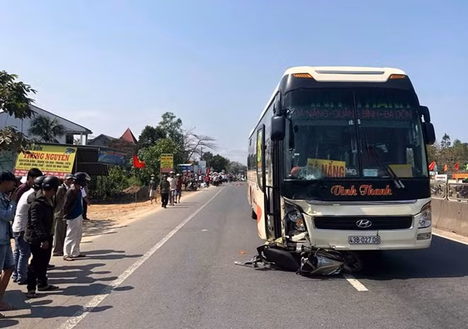 Hiện trường vụ xe khách BKS: 43B-02708 do Thành điều khiển tông xe máy khiến 2 cha con ông Quang tử vong.