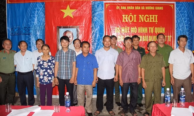 Nhiều người dân ở thôn Phú Nhuận, xã Hương Giang tham gia vào mô hình “Tiếng kẻng liên gia đảm bảo ANTT”.