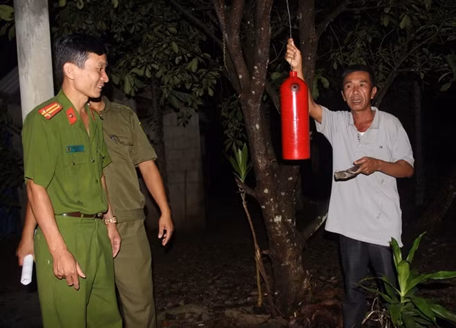 Kẻng được người dân Phú Nhuận lắp đặt trong vườn nhà đánh báo hiệu khi có vụ việc xảy ra.