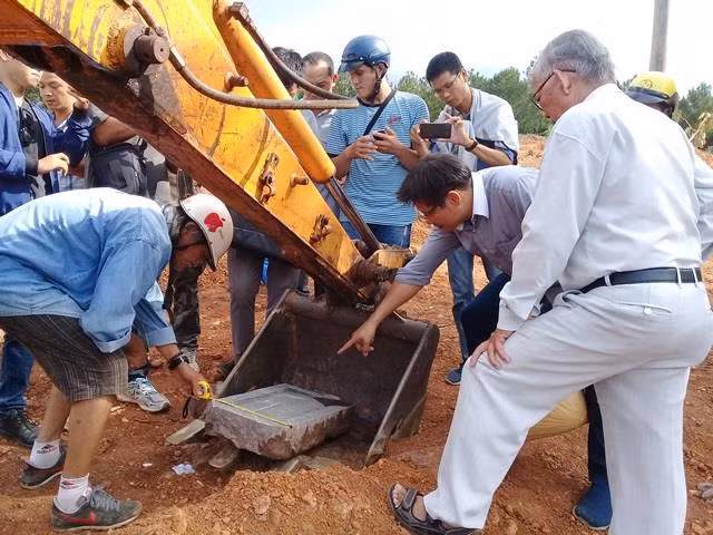 Tấm bia đá lăng mộ vợ vua Tự Đức được con cháu Nguyễn Phước tộc tìm thấy tại khu vực dự án bãi đỗ xe. Tấm bia đá lăng mộ vợ vua Tự Đức được con cháu Nguyễn Phước tộc tìm thấy tại khu vực dự án bãi đỗ xe.
