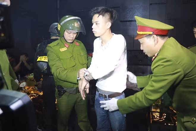 Lực lượng Công an khám xét, thu nhiều ma túy trên người các đối tượng trong bar Vegas.