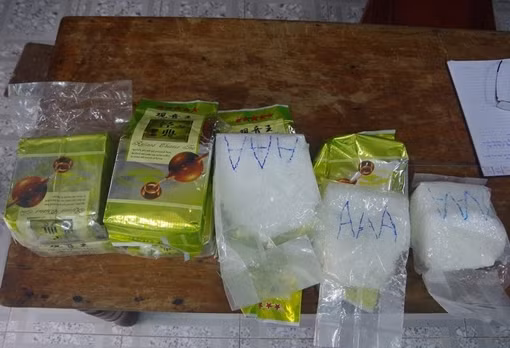 Phát hiện nhiều túi tinh thể trắng nghi ma túy ở dọc bờ biển
