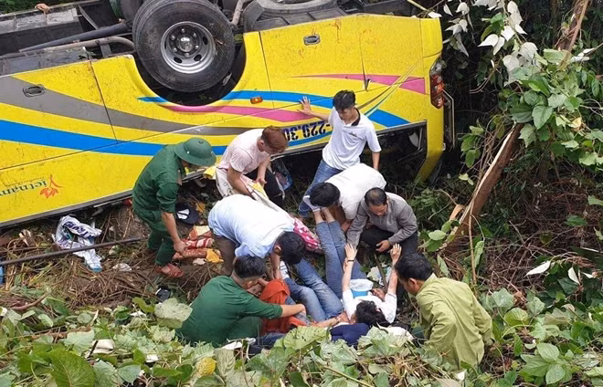 Vụ tai nạn xe khách BKS: 51B-229.30 trên đèo Hải Vân làm một người tử vong và nhiều sinh viên bị thương.