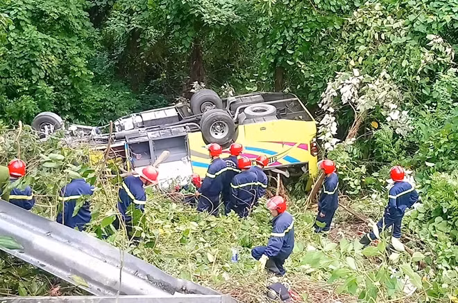 Hiện nguyên nhân vụ TNGT xe khách rơi xuống vực đèo Hải Vân đang được làm rõ.