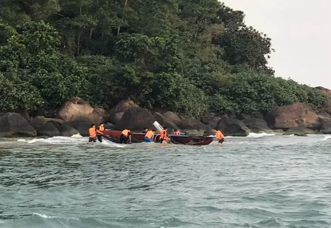 Lực lượng Đồn trưởng Đồn biên phòng cửa khẩu Cảng Chân Mây cứu hộ thuyền ngư dân Cường gặp nạn trên biển.