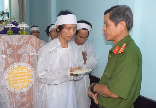 Đại tá Nguyễn Trường Sơn, Phó Giám đốc Công an tỉnh Thừa Thiên- Huế thăm hỏi gia đình có 3 người tử vong trong vụ hỏa hoạn. Đại tá Nguyễn Trường Sơn, Phó Giám đốc Công an tỉnh Thừa Thiên- Huế thăm hỏi gia đình có 3 người tử vong trong vụ hỏa hoạn.