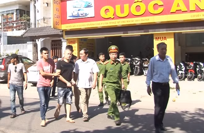 Đối tượng Lý Quốc Anh (áo đen) bị lực lượng Công an bắt giữ.