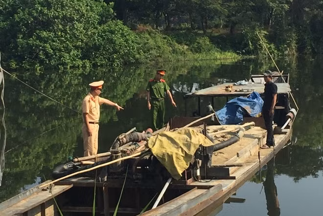 Một tàu khai thác cát trái phép trên sông bị bắt giữ.