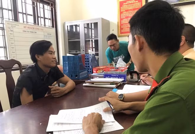 Cơ quan công an làm việc với chủ thuyền khai thác cát trái phép.