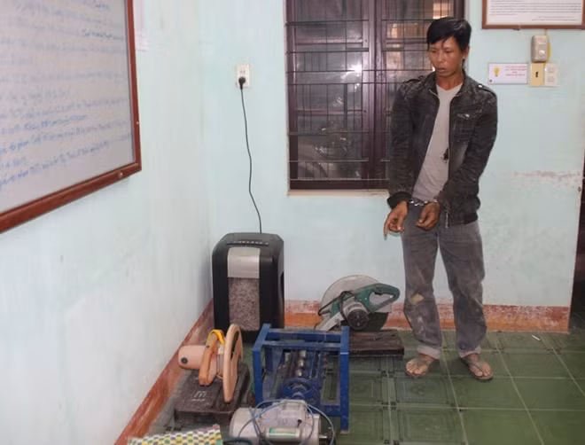 Đối tượng Võ Thanh Hoàn Chỉnh và tang vật các vụ trộm được Công an huyện Quảng Điền thu giữ.