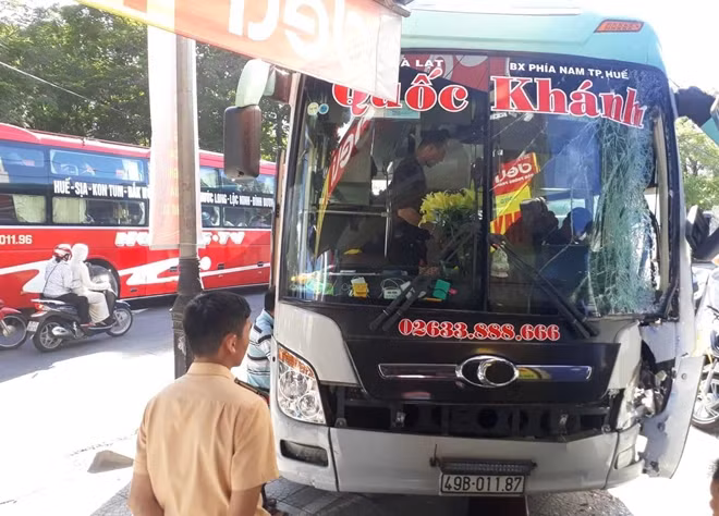 Phần đầu xe khách hư hỏng sau vụ TNGT.