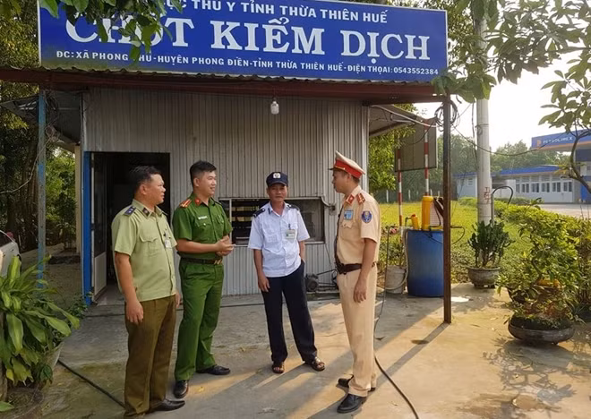 Tổ công tác làm nhiệm vụ tại chốt kiểm dịch trên tuyến QL1A trao đổi chuyên môn.