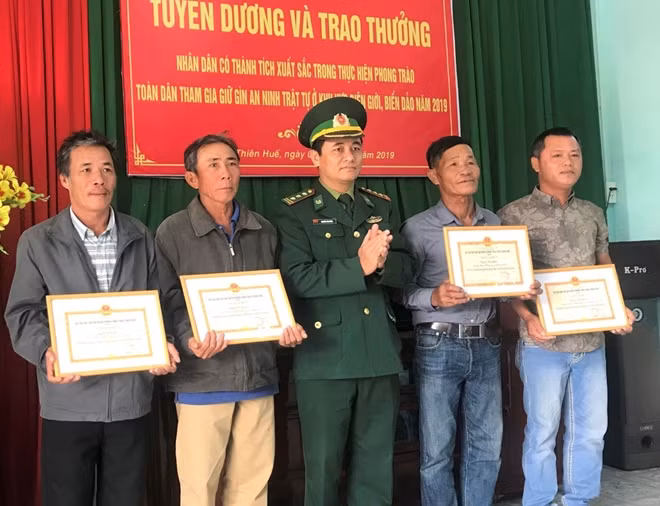 BĐBP tỉnh Thừa Thiên Huế khen thưởng người dân phát hiện, giao nộp số ma túy cho cơ quan chức năng.