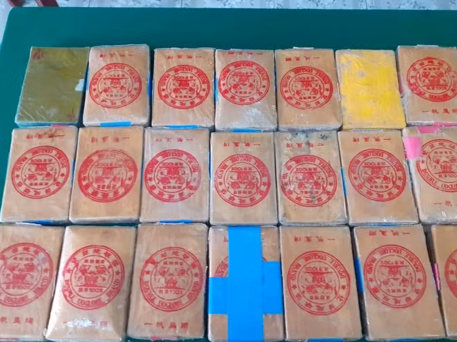 Nhiều bánh chứa trong can nhựa được ông Hồ Văn Lộc phát hiện qua giám định được xác định là heroin.