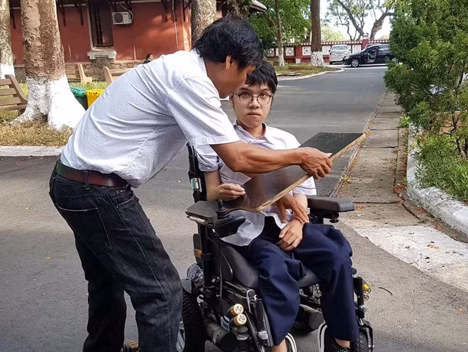 Em Nguyễn Thiên Phú được người thân đưa đến điểm thi trường THPT Quốc học Huế trong sáng 25-6.