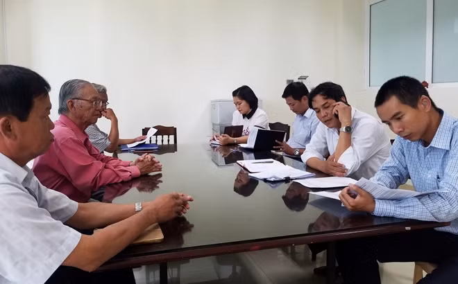 Đại diện Hội đồng Nguyễn Phúc tộc, Công ty Chuỗi Giá Trị và các cơ quan chức năng tại cuộc họp giải quyết vấn đề liên quan đến lăng mộ phi tần vua Tự Đức vào sáng 17-7.