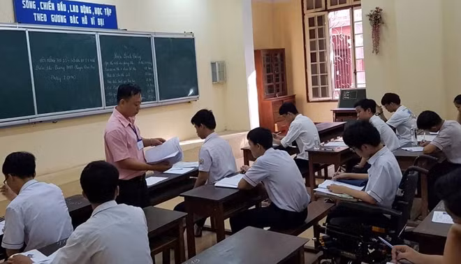 Phú ngồi xe lăn làm bài thi.