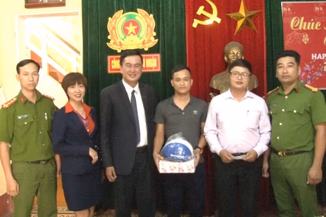 Công an phường Phú Nhuận trao trả 10 triệu đồng cho anh Hoàng Thế Hùng (áo trắng). Công an phường Phú Nhuận trao trả 10 triệu đồng cho anh Hoàng Thế Hùng (áo trắng).