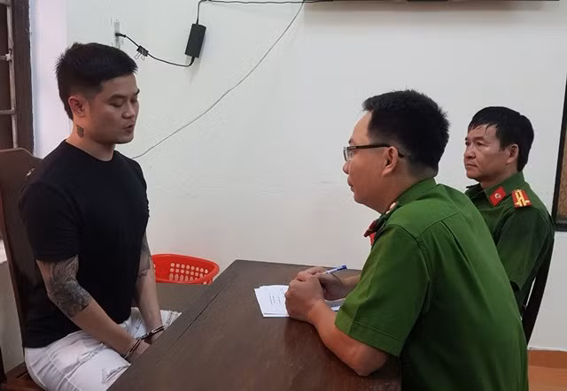 Cơ quan công an lấy lời khai đối tượng Nguyễn Văn Sơn.