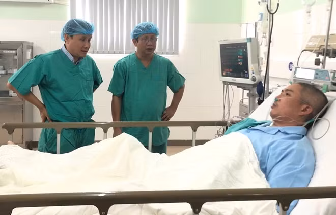 GS.TS Phạm Như Hiệp, Giám đốc Bệnh viện Trung ương Huế (góc trái) đến thăm hỏi bệnh nhân H. sau ca ghép tim thành công.