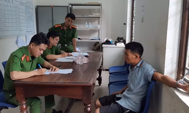 Cơ quan Công an lấy lời khai đối tượng Lê Văn Thừa.