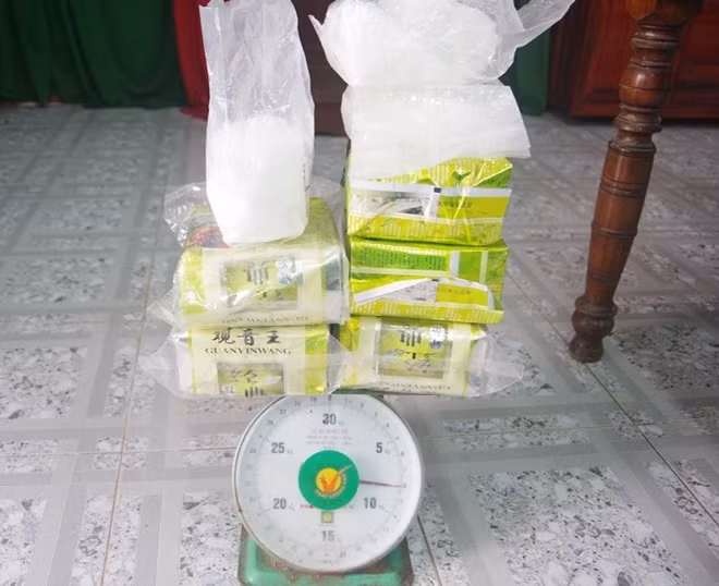 Các túi nilon chứa tinh thể màu trắng đục, nghi là ma túy có tổng trọng lượng 7,8kg.