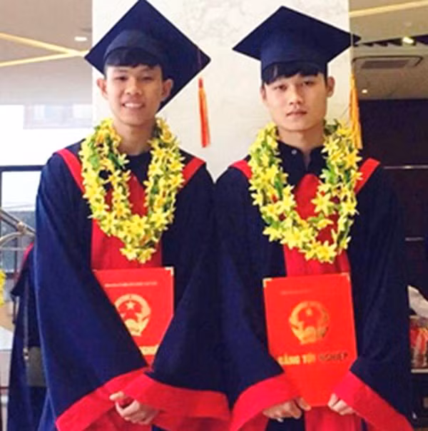 Anh Ngô Hà Sinh (góc trái), người đã cùng bạn dũng cảm lao ra biển cứu 2 nữ sinh nhưng sau đó bị sóng biển cuốn mất tích. Anh Ngô Hà Sinh (góc trái), người đã cùng bạn dũng cảm lao ra biển cứu 2 nữ sinh nhưng sau đó bị sóng biển cuốn mất tích.