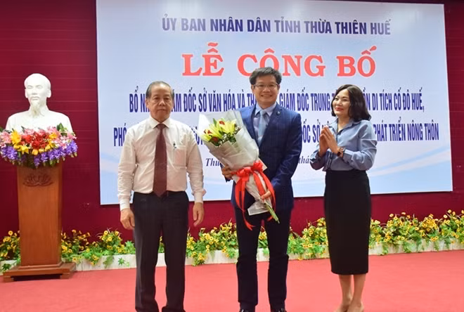 Ông Phan Thanh Hải, Giám đốc Trung tâm BTDT Cố đô Huế (đứng giữa) được điều động, bổ nhiệm giữ chức vụ Giám đốc Sở VH&TT tỉnh Thừa Thiên- Huế.