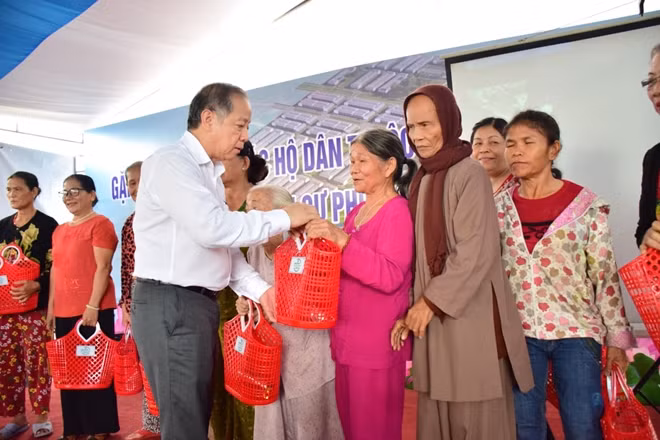 Chủ tịch UBND tỉnh Thừa Thiên Huế tặng quà cho các hộ dân thuộc diện di dời khỏi khu vực 1 Kinh thành Huế.