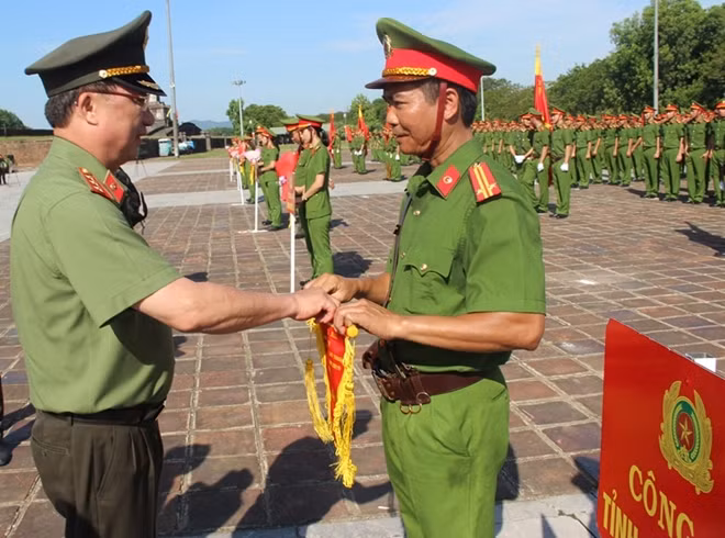 Thứ trưởng Nguyễn Văn Thành trao cờ lưu niệm cho đội trưởng các đơn vị tham gia hội thi.