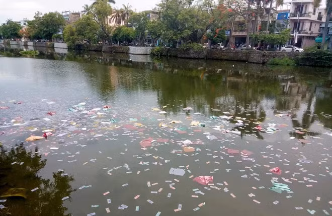 Một đoạn sông Đông Ba bị ô nhiễm do người dân vô ý thức rải lượng lớn vàng mã xuống sông.
