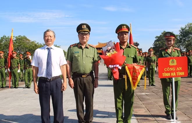 Bí thư Tỉnh ủy Thừa Thiên- Huế Lê Trường Lưu (góc trái) và Thứ trưởng Nguyễn Văn Thành tặng hoa, cờ lưu niệm cho các đơn vị tham gia hội thi.